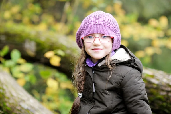 Porträtt av liten flicka i rosa hatt — Stockfoto