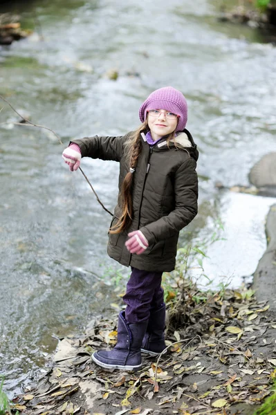 Πορτρέτο του μικρό κορίτσι στο ροζ καπέλο από ένα ποτάμι — Φωτογραφία Αρχείου