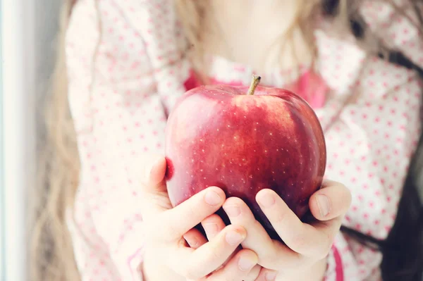 Czerwony dojrzałe jabłko w dziecko — Zdjęcie stockowe