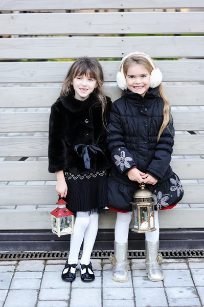 Маленькі дівчата в теплому вбранні позують на відкритому повітрі — стокове фото