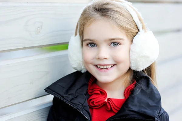 Retrato de niña en orejeras blancas —  Fotos de Stock