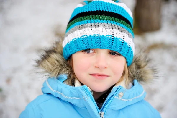 Kleines Mädchen posiert im Winteroutfit im Freien — Stockfoto