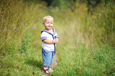 alan üzerinde yürüyen erkek bebek