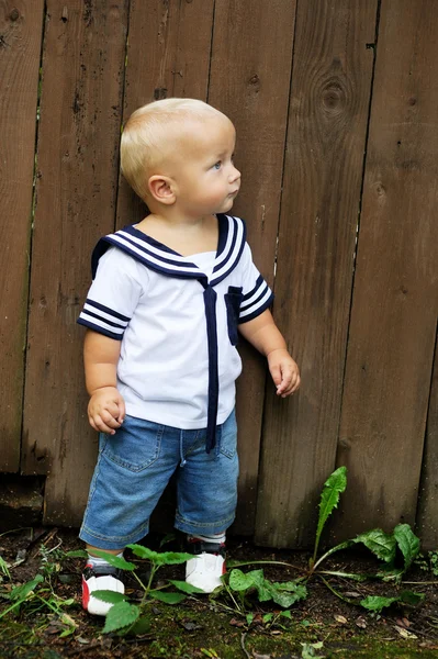 Niño posando cerca de valla de madera —  Fotos de Stock