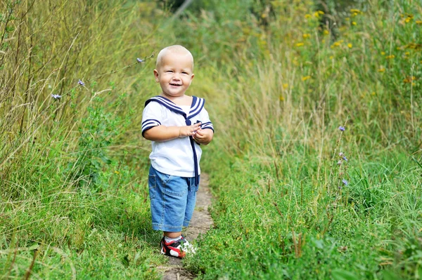 Bébé garçon marche sur le terrain — Photo