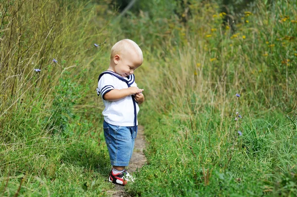 Babyjongen lopen op veld — Stockfoto