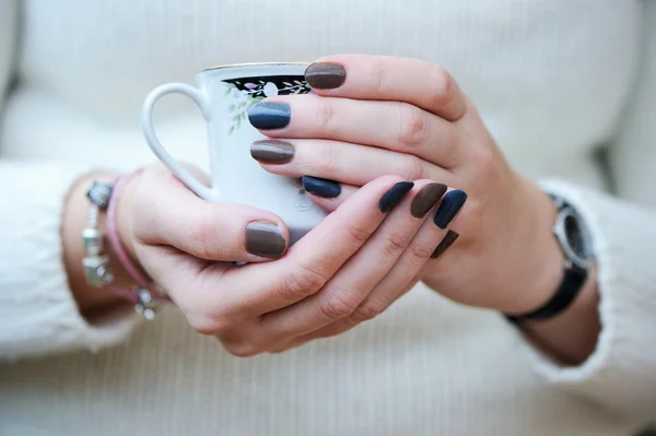 Mujer sosteniendo una taza de café —  Fotos de Stock