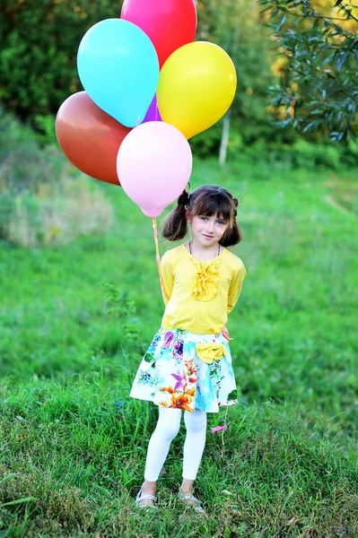 Ritratto esterno di bambina con palloncini — Foto Stock