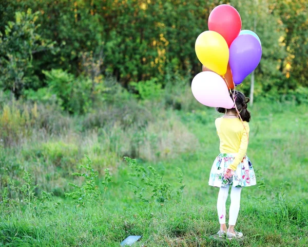 Außenporträt eines kleinen Mädchens mit Luftballons — Stockfoto