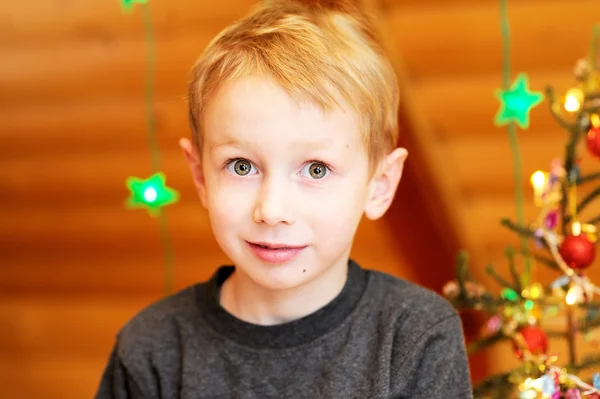 Retrato de um menino de cabelos curtos — Fotografia de Stock