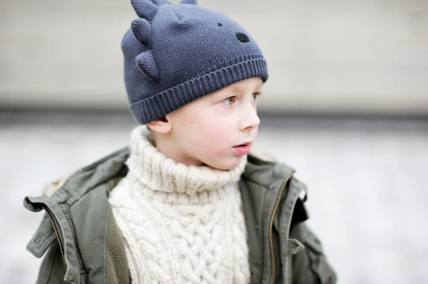 Utomhus porträtt av en pojke i rolig hatt — Stockfoto