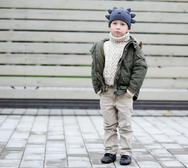 面白い帽子の男の子の屋外のポートレート — ストック写真