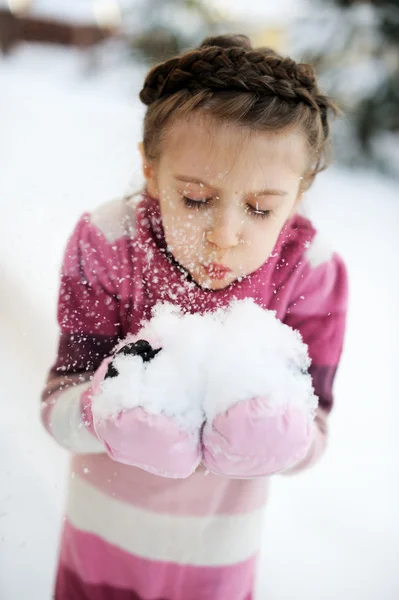 Kleines Mädchen hat Spaß mit dem Schnee — Stockfoto