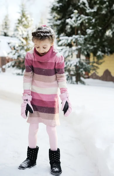 Küçük kız kar ile eğleniyor — Stok fotoğraf
