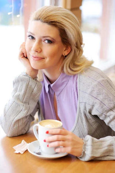 Hermosa dama en la cafetería — Foto de Stock