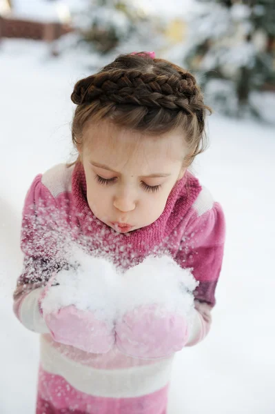 Bambina che si diverte con la neve — Foto Stock