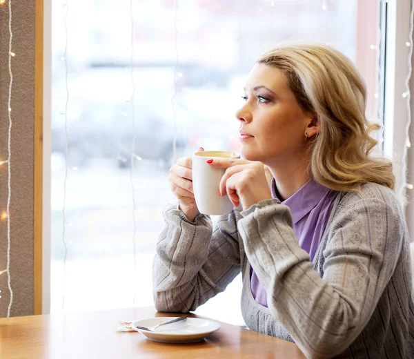 Belle dame dans le café — Photo