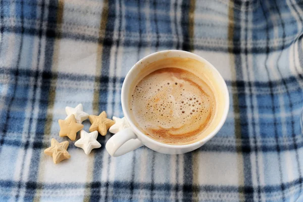 Tasse Cappuccino und Kekse auf Plaid — Stockfoto