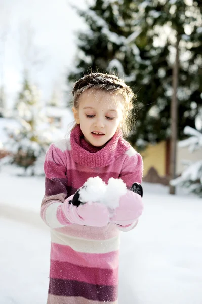 Lilla flickan har kul med snön — Stockfoto