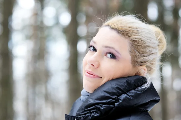 Mooie dame in winterjas — Stockfoto