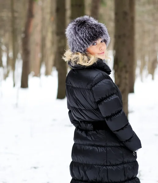 Mooie dame in winterjas — Stockfoto