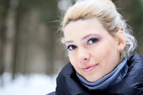 Красивая женщина в зимнем пальто — стоковое фото
