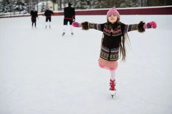 Retrato de invierno de niña patinadora de hielo — Foto de Stock