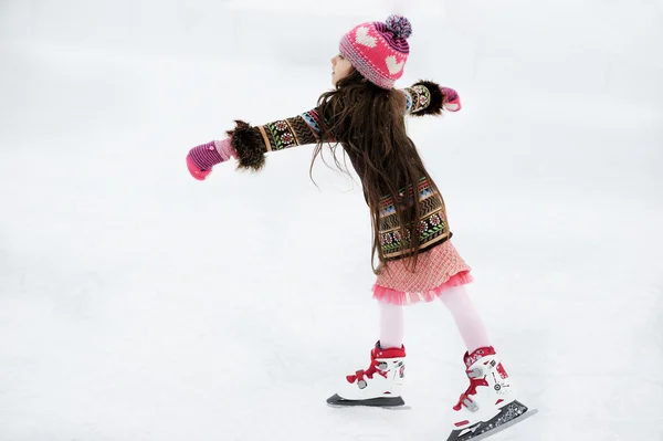 Retrato de invierno de niña patinadora de hielo — Foto de Stock