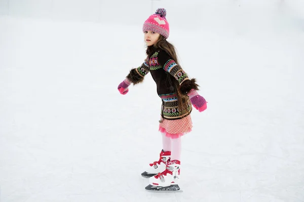 Retrato de invierno de niña patinadora de hielo — Foto de Stock