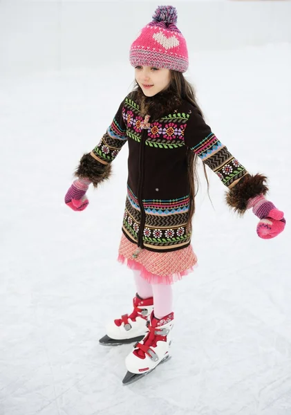 Retrato de invierno de niña patinadora de hielo —  Fotos de Stock