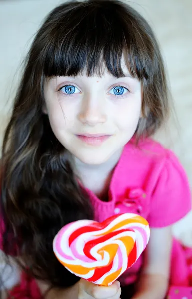 Menina com doces em forma de coração — Fotografia de Stock