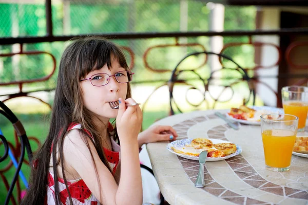 Niña desayunando al aire libre — Foto de Stock