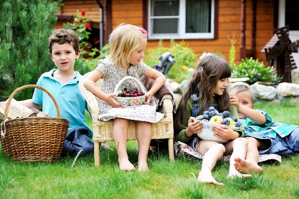 Grupo de crianças felizes brincando ao ar livre no parque — Fotografia de Stock