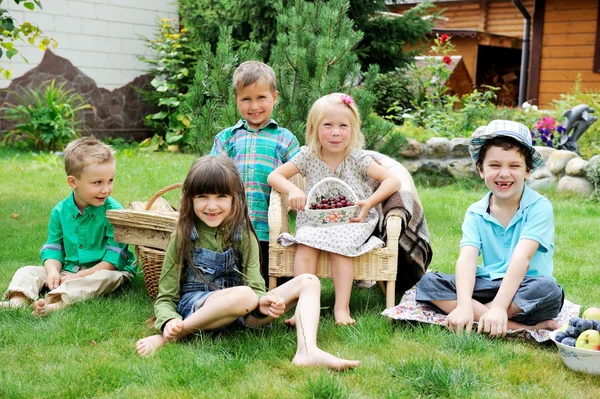 Skupina šťastných dětí hrát venku v parku — Stock fotografie