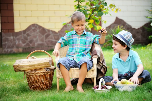 Niños pequeños divirtiéndose en el parque — Foto de Stock