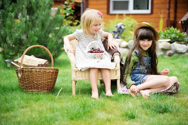 Små flickor att ha kul i parken — Stockfoto