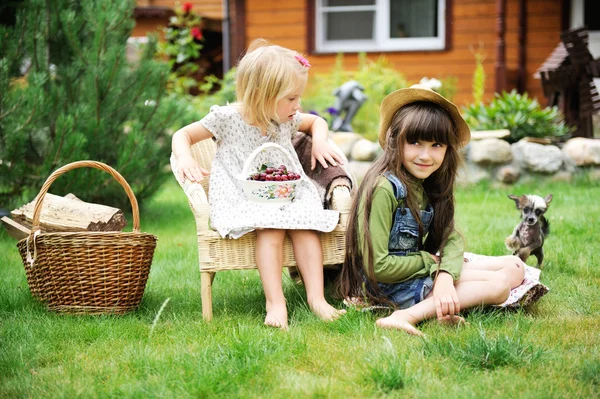 Kleine Mädchen haben Spaß im Park — Stockfoto