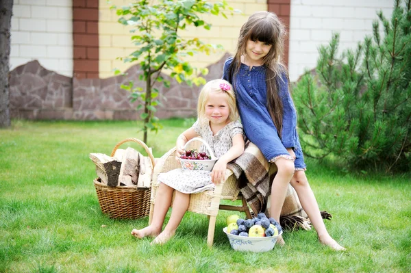 Kleine meisjes poseren voor de camera in park Rechtenvrije Stockfoto's