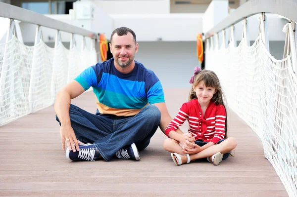 Jovem adulto homem e sua filha sentados juntos — Fotografia de Stock