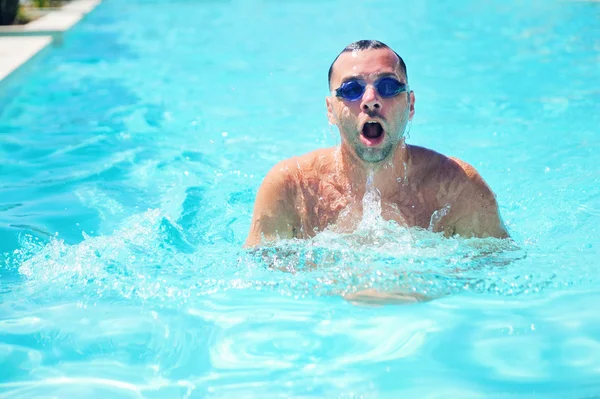 Felnőtt férfi úszás védőszemüveg a medencében — Stock Fotó