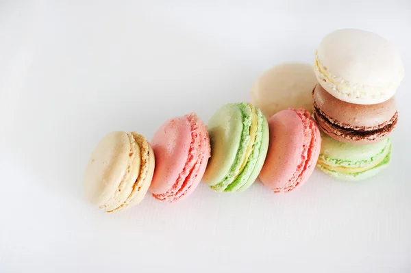 Macaroons coloridos no fundo branco — Fotografia de Stock