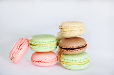 Beyaz arkaplanda renkli badem kurabiyeleri