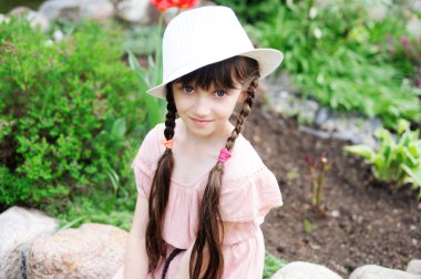 inanılmaz küçük kız pembe elbise ve beyaz şapka