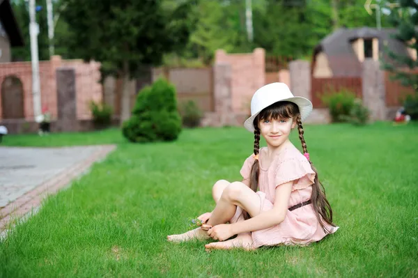 Menina incrível em vestido rosa e chapéu branco — Fotografia de Stock