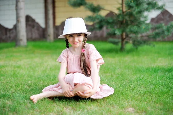 Menina incrível em vestido rosa e chapéu branco — Fotografia de Stock