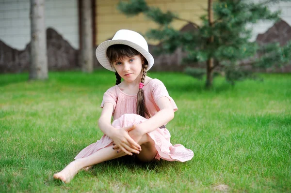 Increíble niña en vestido rosa y sombrero blanco — Foto de Stock