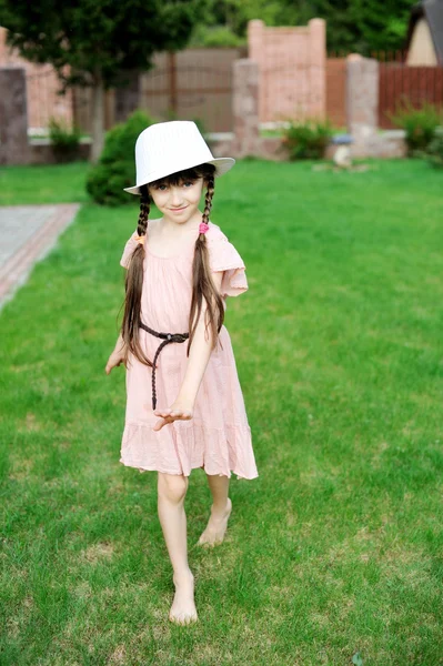 Increíble niña en vestido rosa y sombrero blanco —  Fotos de Stock