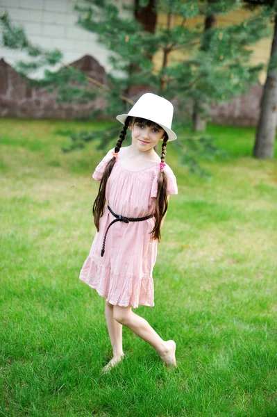 Menina incrível em vestido rosa e chapéu branco — Fotografia de Stock