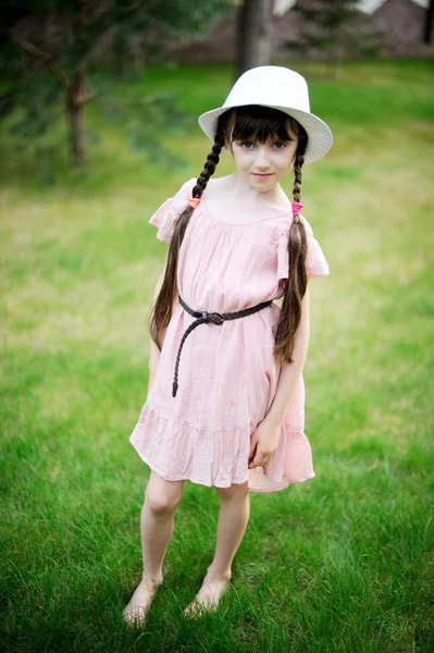 Increíble niña en vestido rosa y sombrero blanco — Foto de Stock