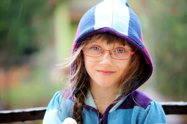 Närbild porträtt av liten flicka i en luvtröja — Stockfoto